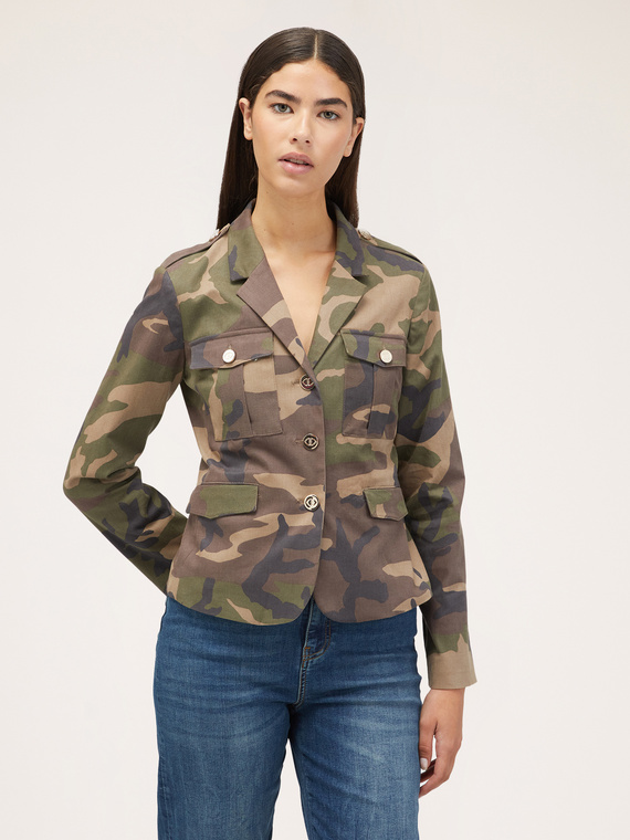 Einreihige Jacke mit Camouflage-Muster