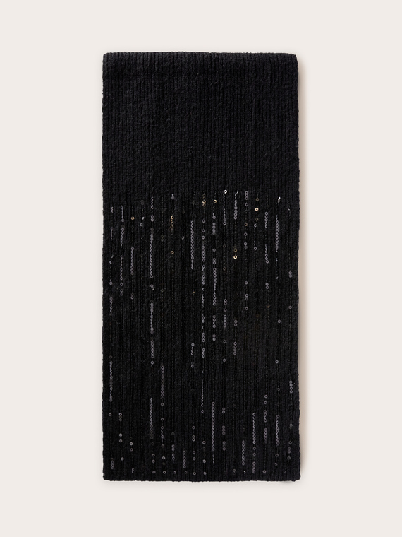 Knitted scarf with sequin embroidery