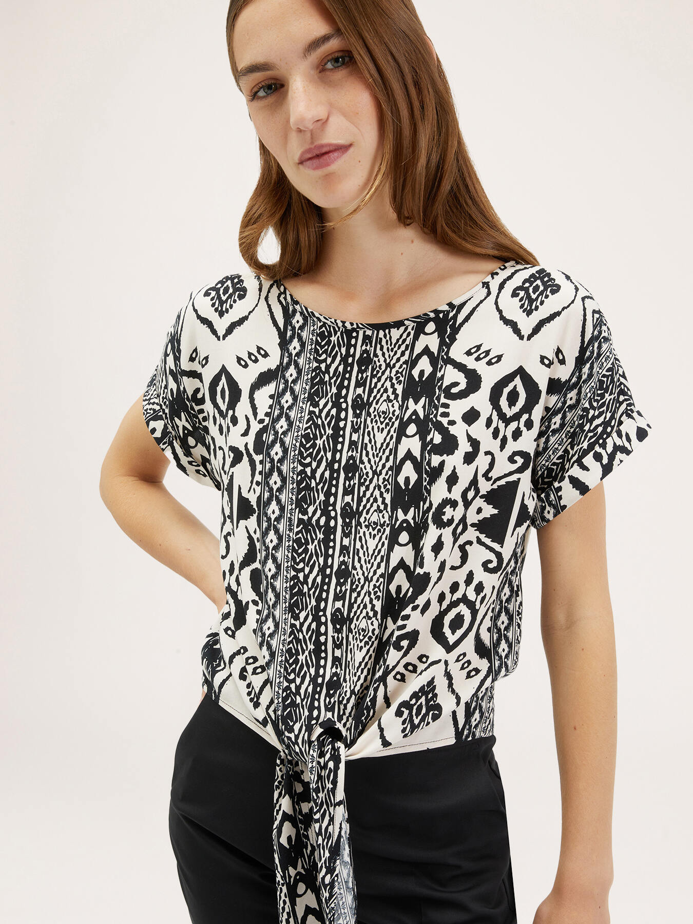 Blusa in voile con nodo fantasia etnica image number 0