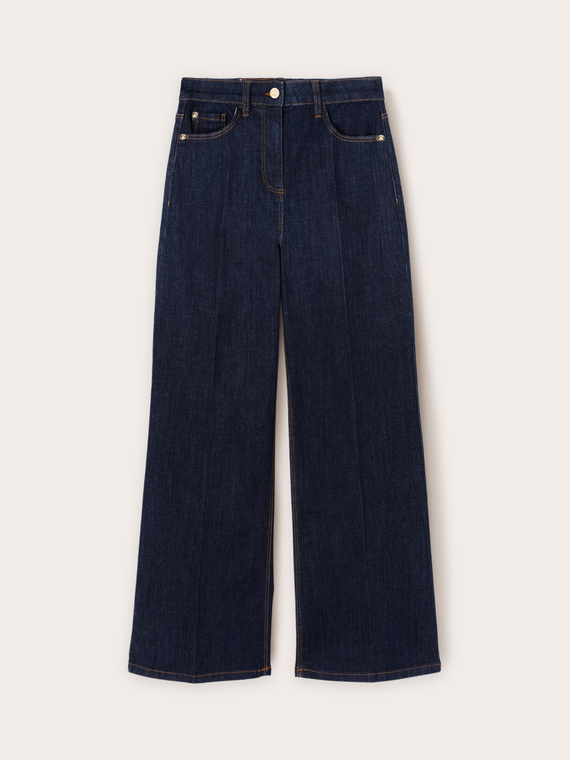 Lila model wide leg jeans