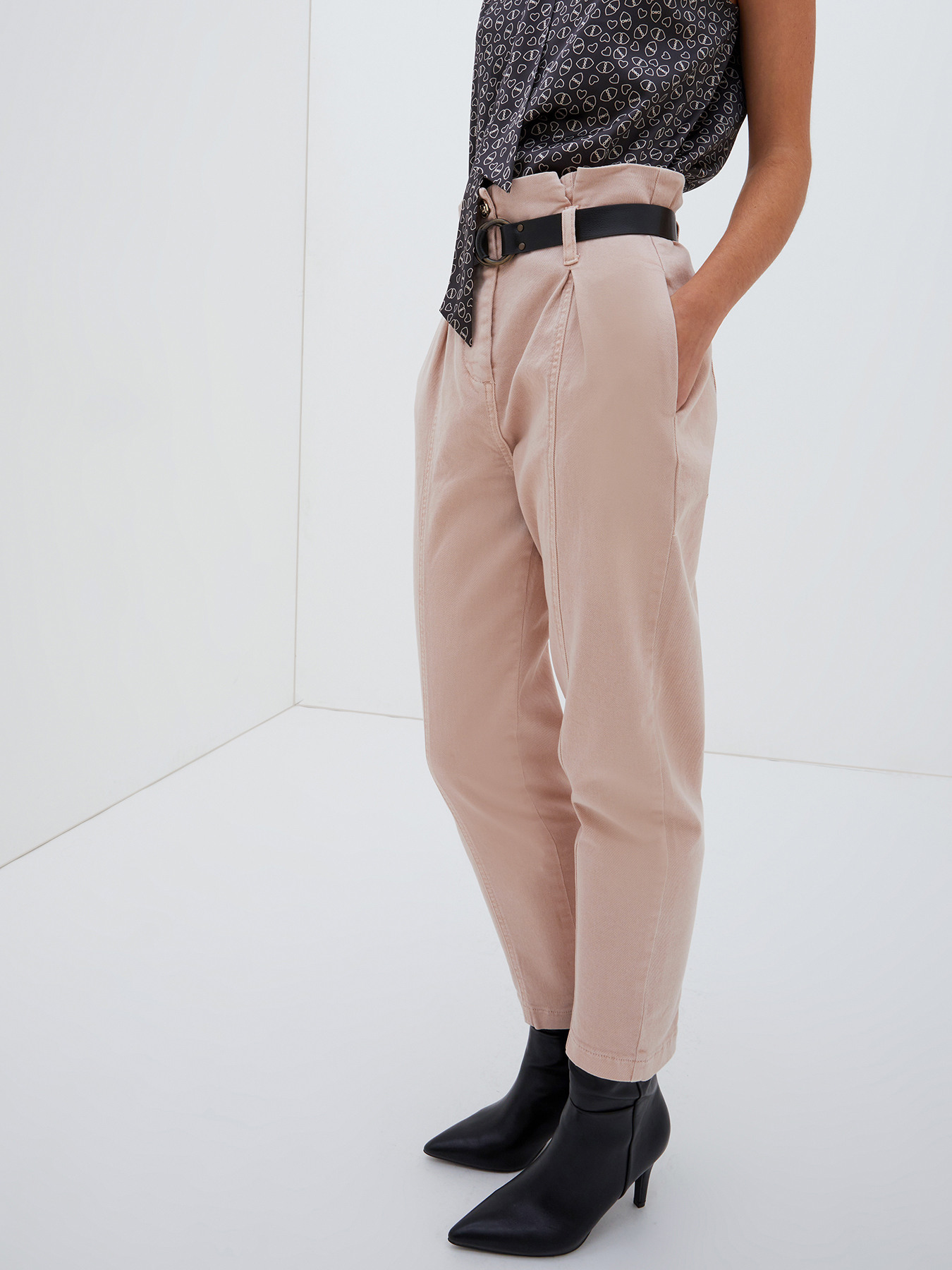Carrot fit trousers with darts detail - Women's fashion | Stradivarius  United States