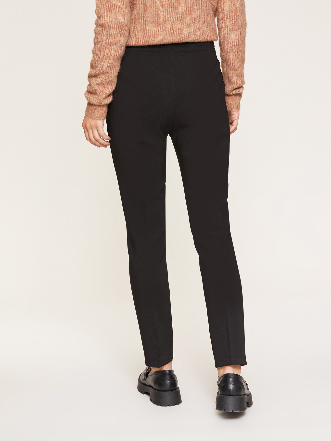 Sporty chic trousers for women with twisted leg | Haruco-vert