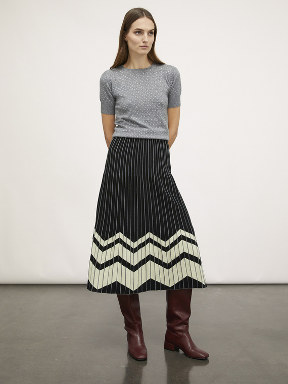 Long pleated knit skirt with chevron pattern