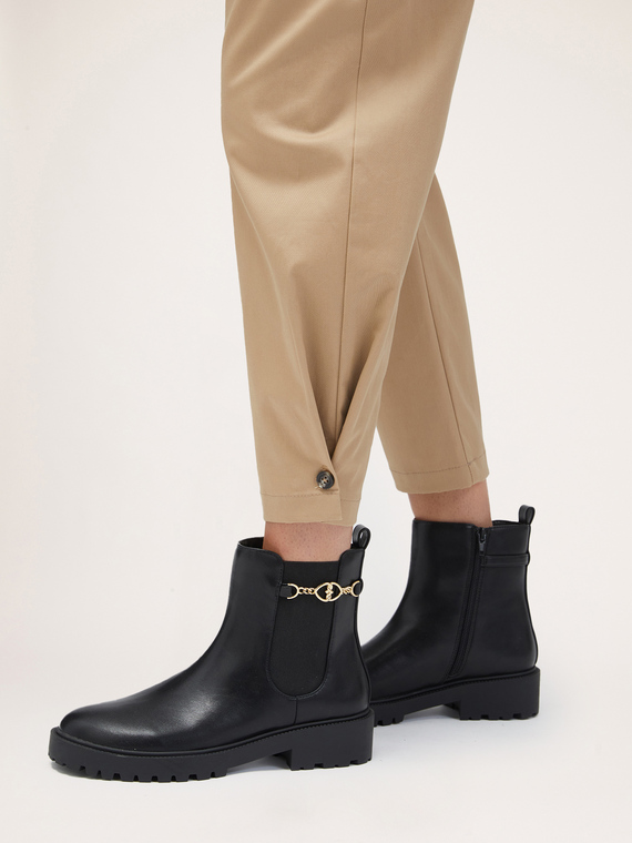 Low boots with chain