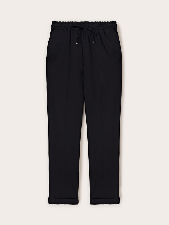 Jogging trousers with ironed crease