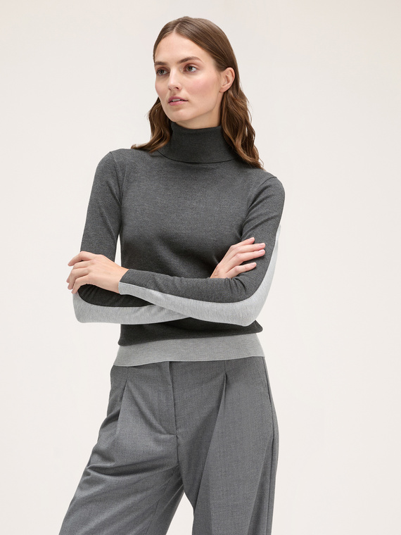 Two-tone knit turtle neck