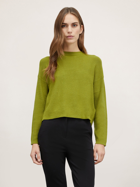 Ribbed sweater with overlapping slit at the back