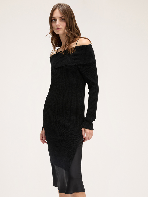 Vestito in maglia off-shoulder con sottoveste