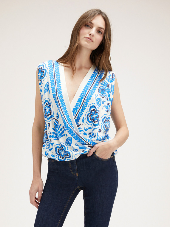 Foulard-patterned crossover top