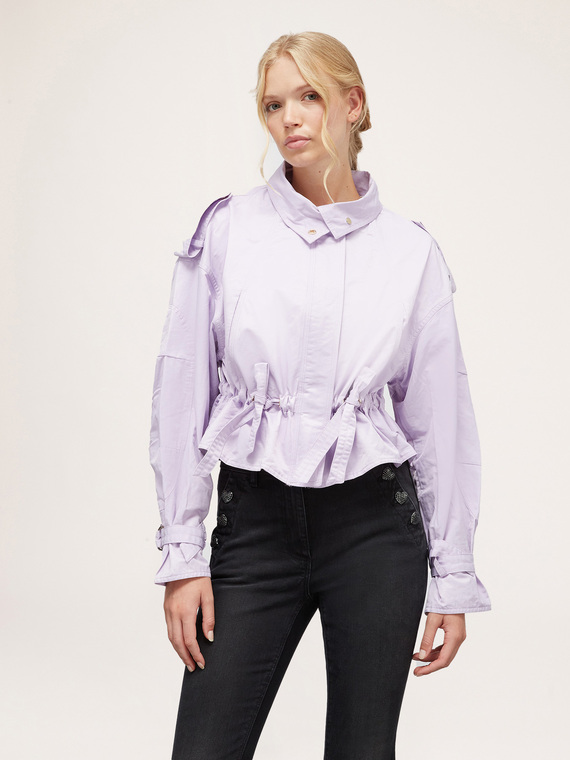 Short wind jacket with drawstring at the waist