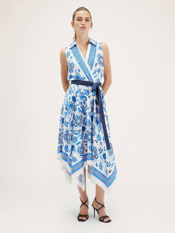 Kleid mit Foulard-Muster und asymmetrischem Saum