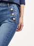 Jeans flare con motivo bottoni image number 2