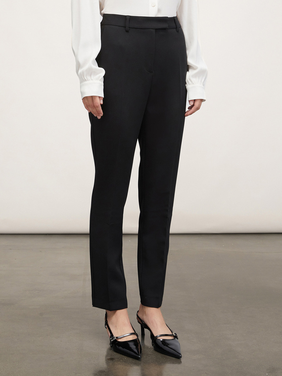 Regular fit trousers in crepe fabric