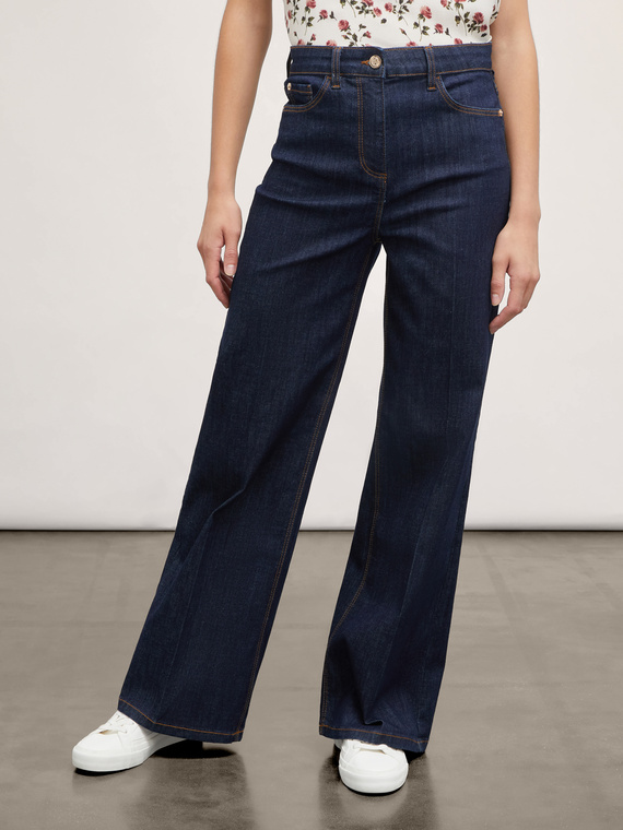 Lila model wide leg jeans