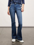 Jeans flare con motivo bottoni image number 0