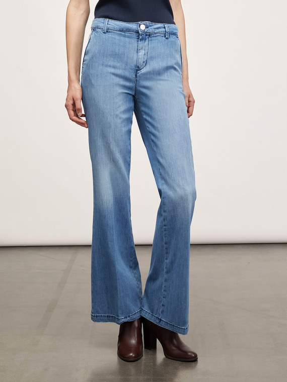 Flare-Jeans aus leichtem Denim