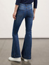 Jeans flare con motivo bottoni image number 1