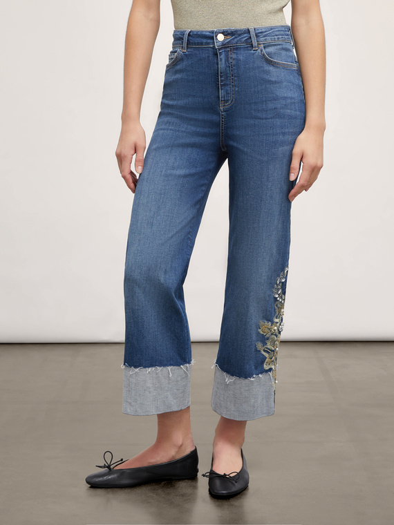 Cropped-Jeans mit Stickerei