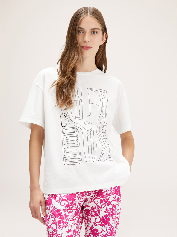 Oversized T-shirt with embroidered design