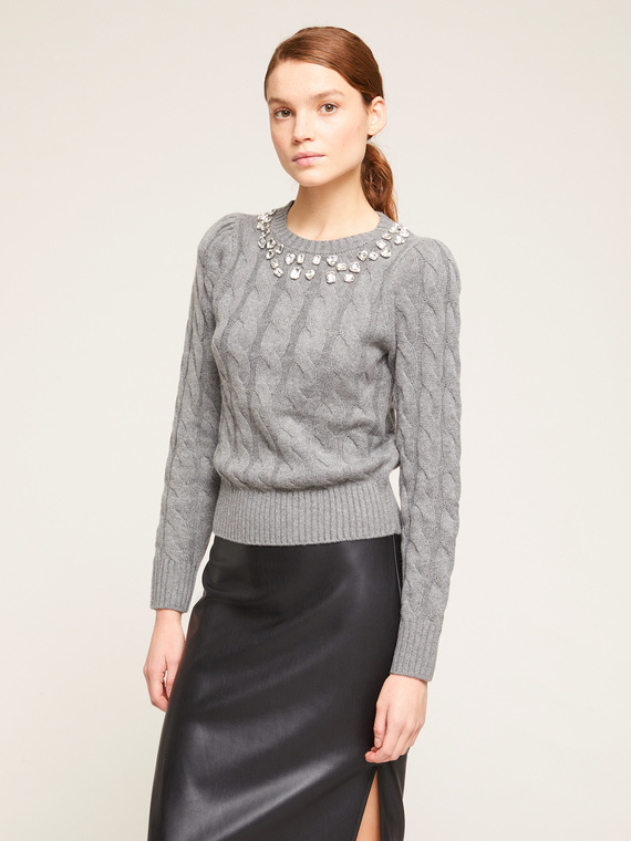 Pullover in maglia a trecce con pietre crystal