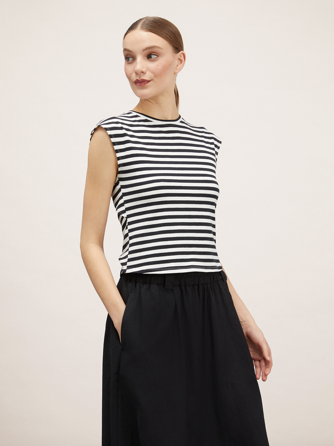 Striped cut-out motif T-shirt image number 0