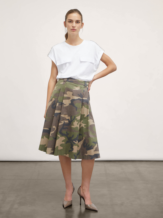 Falda midi con pliegues estampado de camuflaje