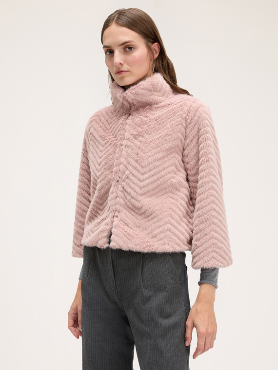 kurzes Cape aus Teddy-Stoff mit Chevron-Muster