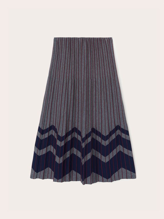 Long pleated knit skirt with chevron pattern