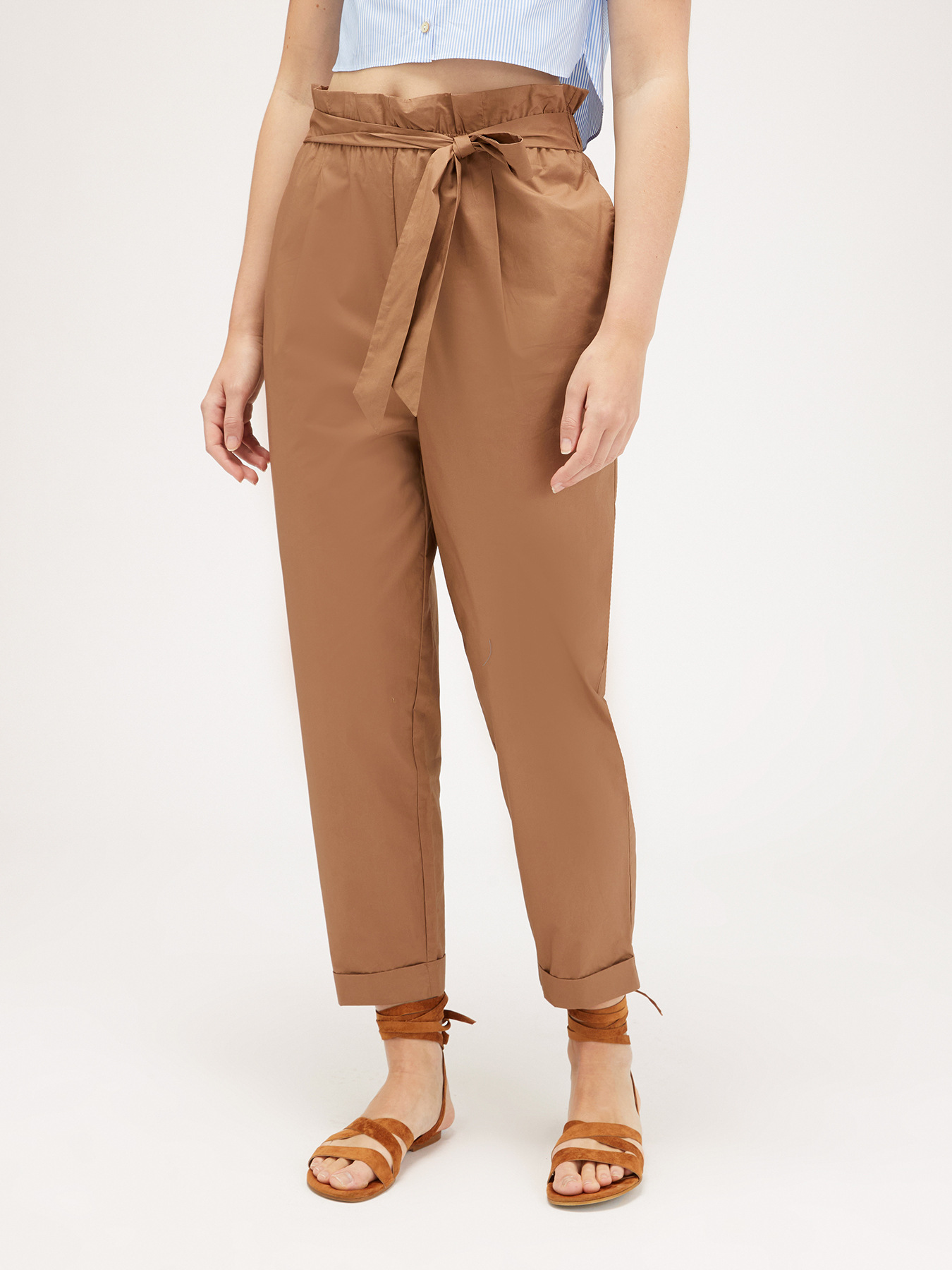 Pantalones modelo corte zanahoria con cinturón image number 0