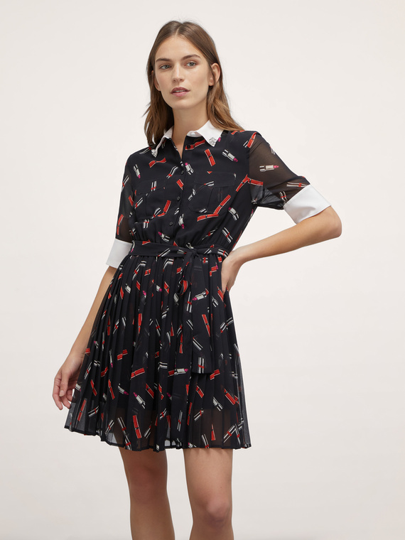 Vestido camisero de georgette con estampado lipstick