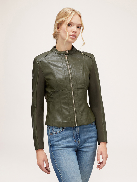 Blousonjacke mit Shaping-Schnitten aus beschichtetem Stoff