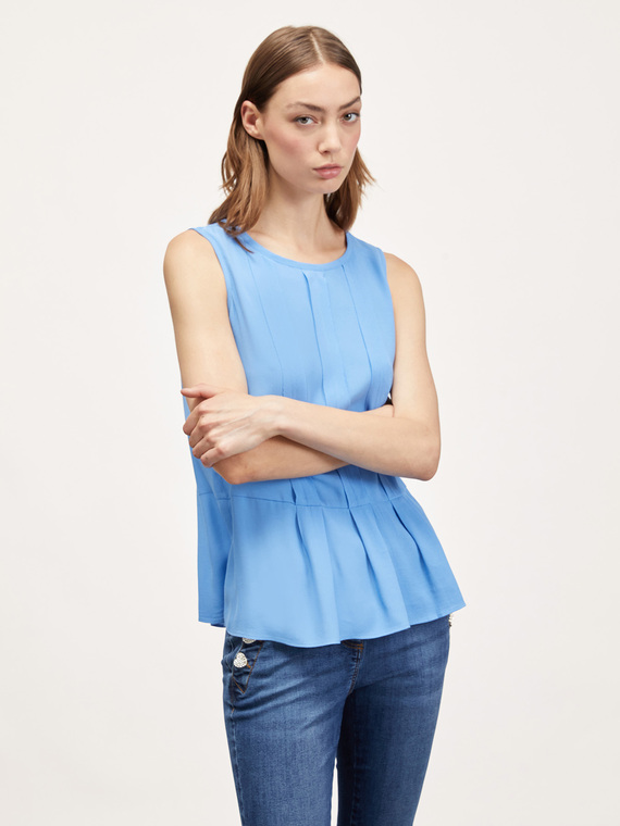Flowing top with ruffle