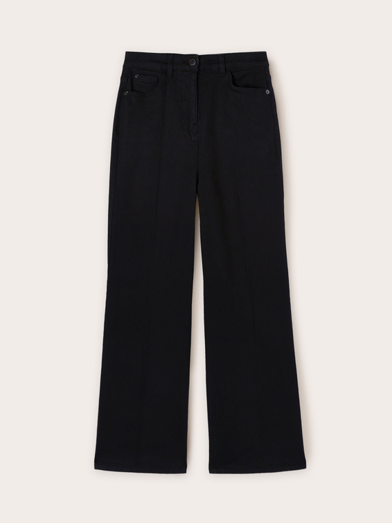 Lila model wide leg jeans