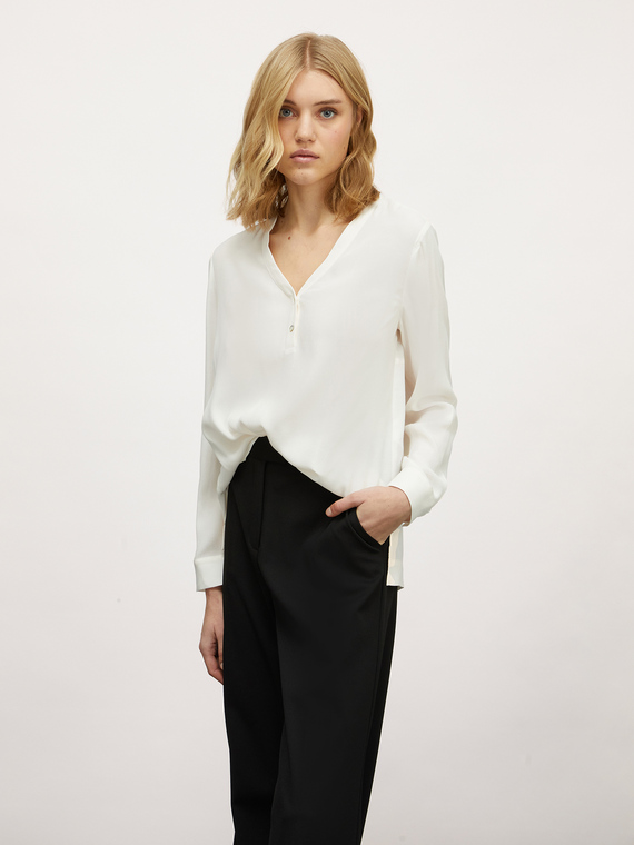 Flowing blouse with keyhole feature