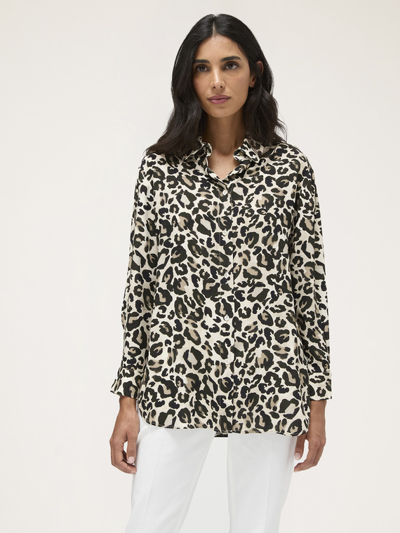 Weich fallende Hemdbluse mit Animalier-Muster