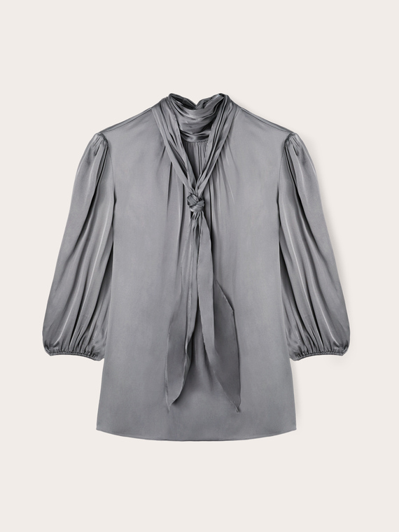 Blouse en satin à col lavallière