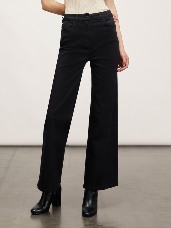 Lila model wide leg jeans