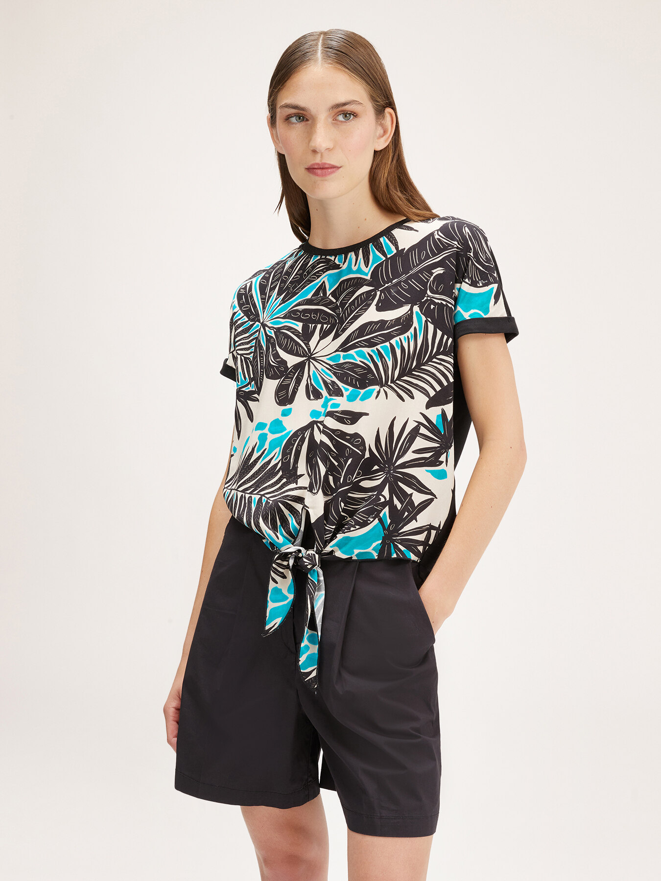 T-shirt con nodo fantasia tropical image number 0